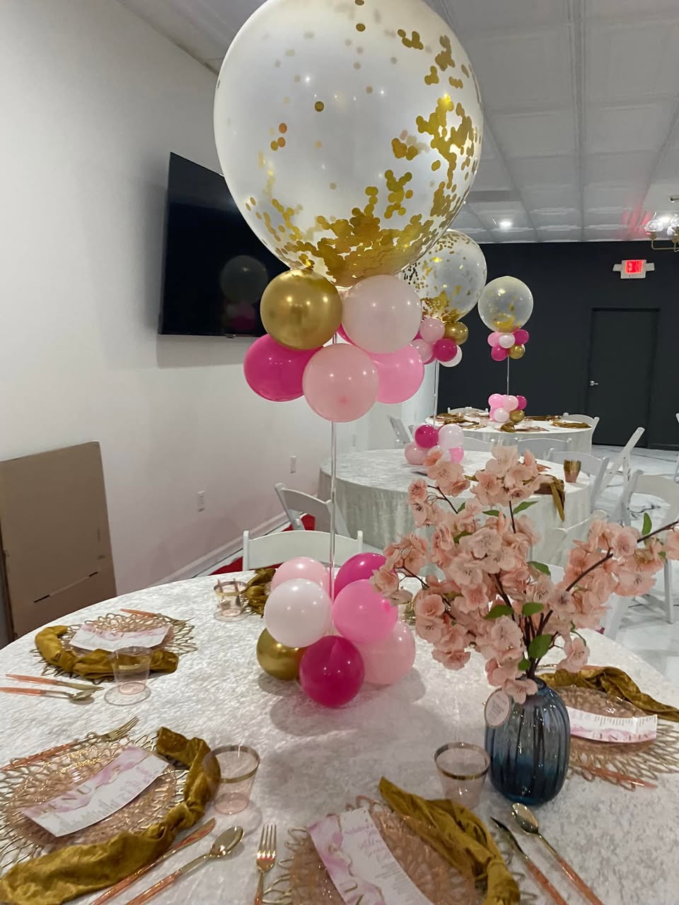 Elegant Table Centerpieces - Gold confetti balloons and formal dining setup by Buchannon Events