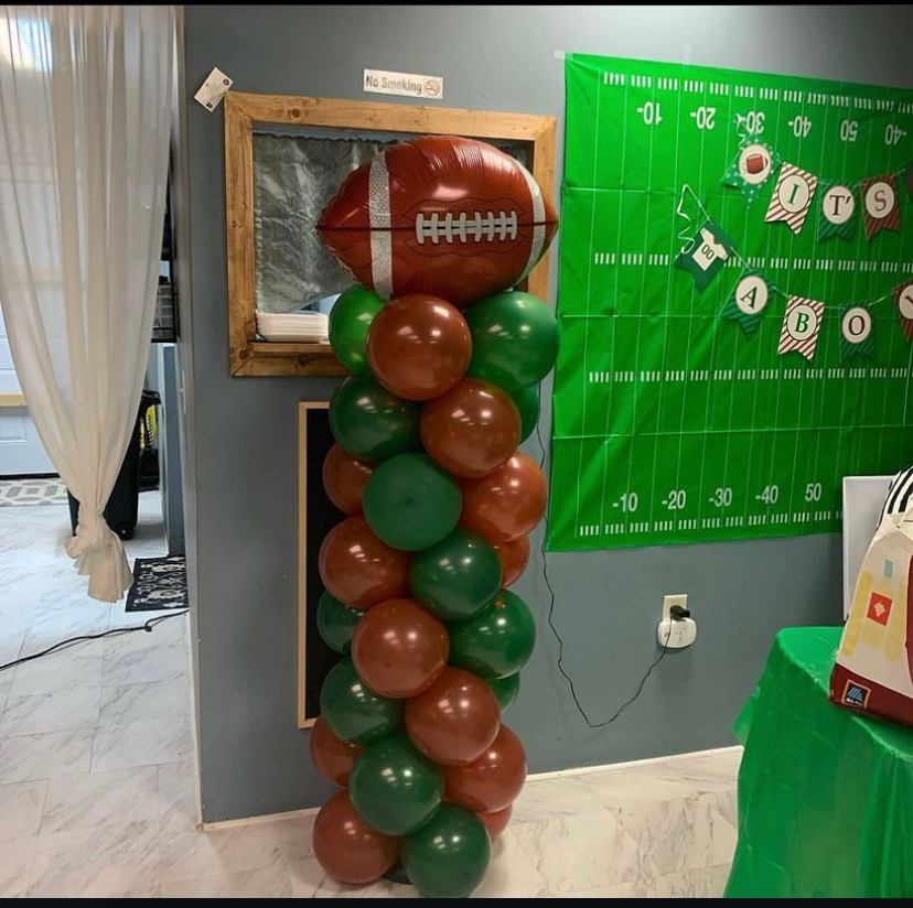 Football-themed Balloon Column - Sports party decoration by Buchannon Events