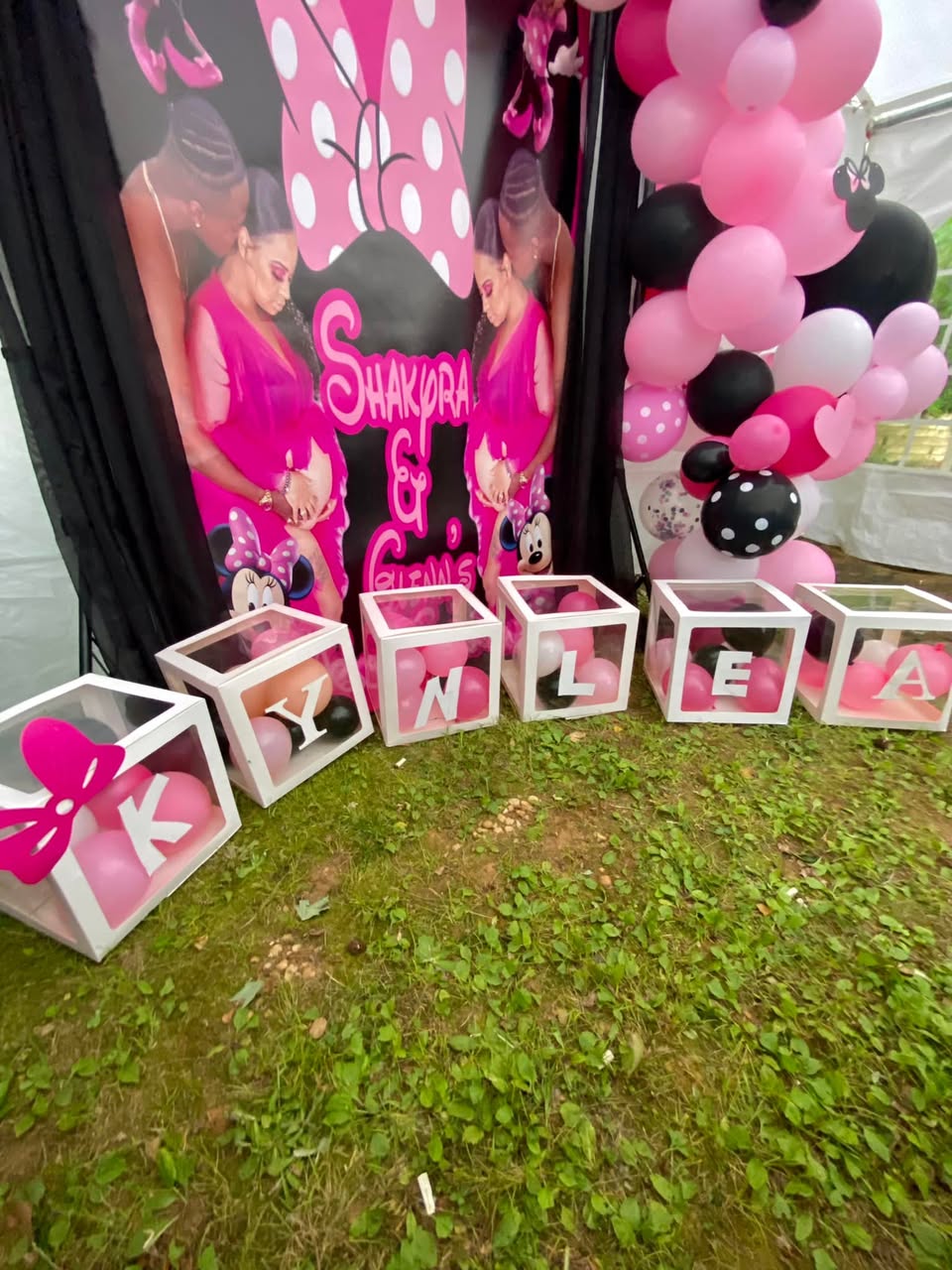 Minnie Mouse Custom Setup - Personalized name blocks and balloon garland by Buchannon Events